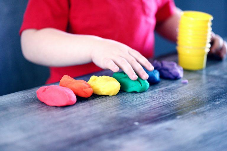 Niño jugando con plastilina en terapia infantil