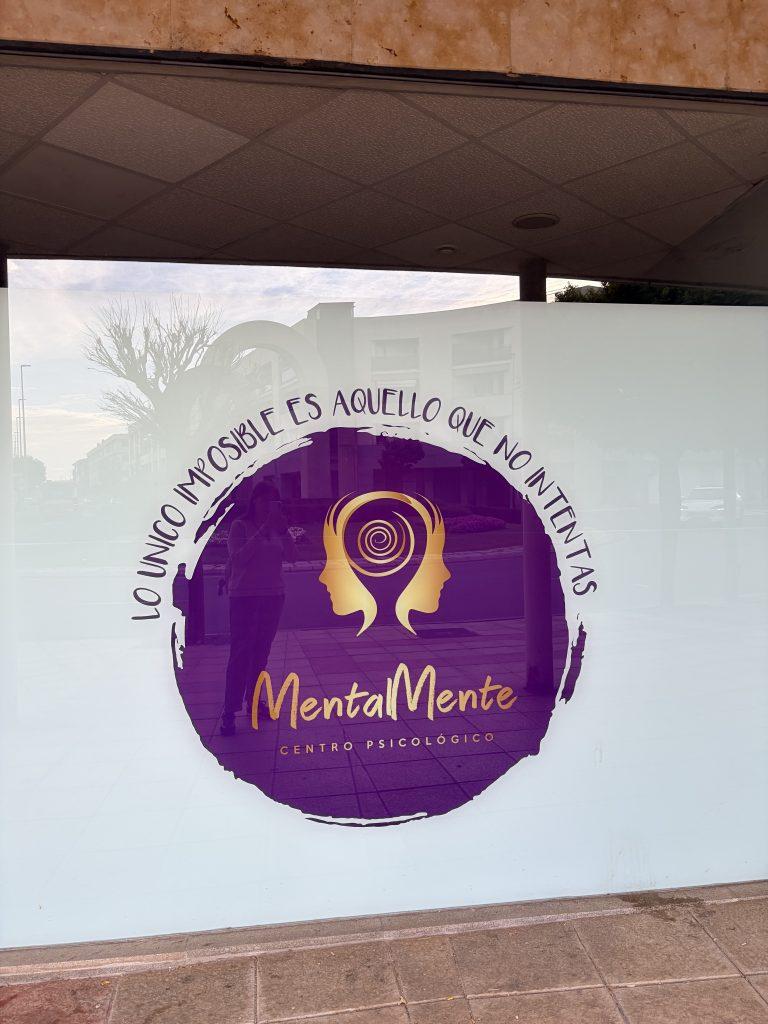 Escaparate de MentalMente Centro Psicológico en Carbajosa de la Sagrada
