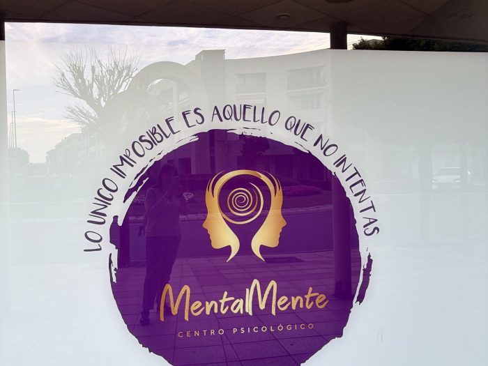 Escaparate de MentalMente Centro Psicológico en Carbajosa de la Sagrada