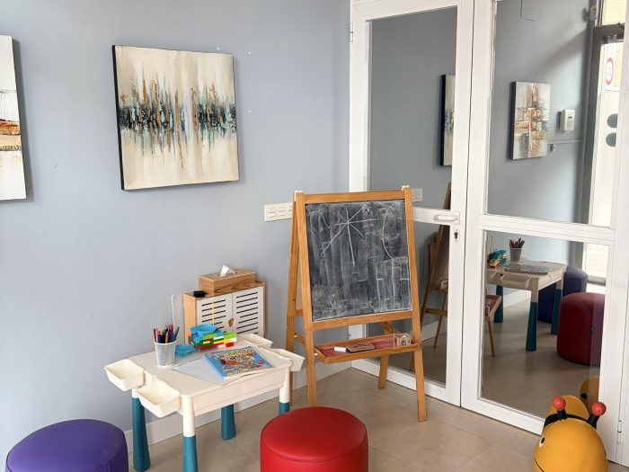 Entrada y espacio infantil de MentalMente Centro Psicológico