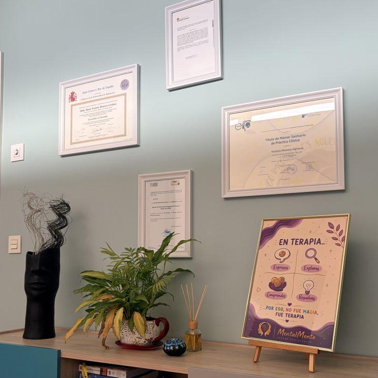 Títulos colegiales de las psicólogas de MentalMente