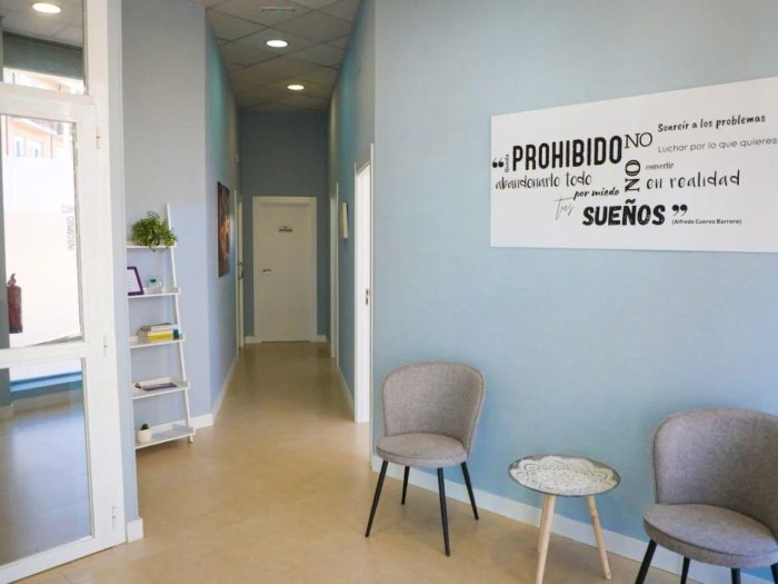 mentalmente-sala-espera Sala de espera del centro de psicología MentalMente en Salamanca