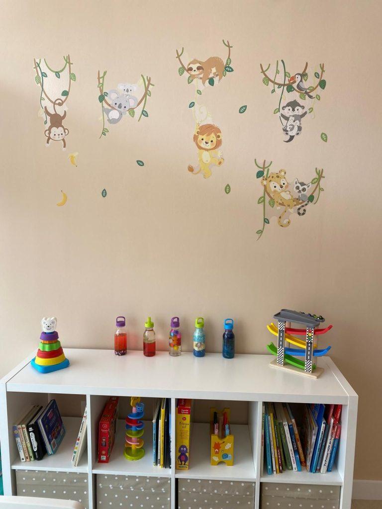 Sala de psicología infantil con juegos y vinilos en MentalMente
