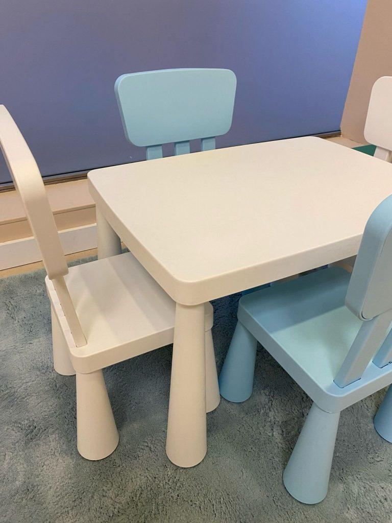 Mesa y sillas de la sala de psicología infantil