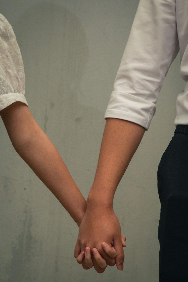 Pareja cogida de la mano en terapia de pareja